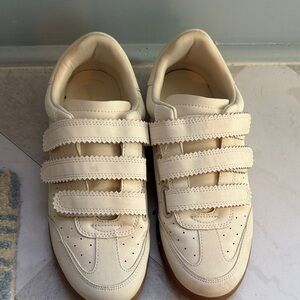 Universal Thread designer look alike sneakers